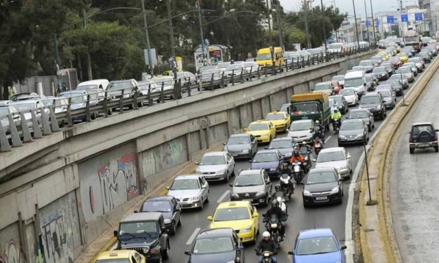 Σοβαρό τροχαίο με τραυματίες στην Κηφισίας - Απεγκλωβίστηκε γυναίκα χωρίς τις αισθήσεις της