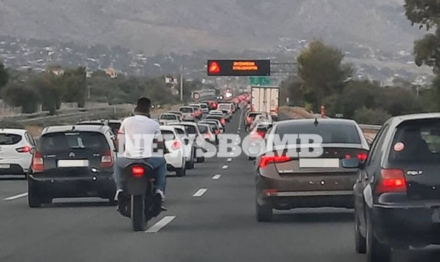 Κίνηση στους δρόμους: Ουρές χιλιομέτρων στην Αθηνών - Κορίνθου το βράδυ της Κυριακής