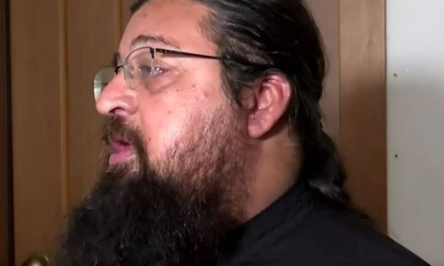 Συγκινεί ο ιερέας που έχασε την κόρη του: «Έχω χώρο, μπορώ να βοηθήσω» λέει για το μωρό της Καρολάιν