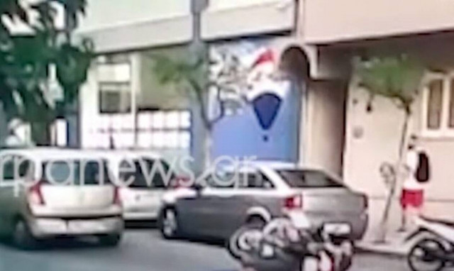Βίντεο - σοκ: Η στιγμή που μηχανή παρασύρει παιδάκι στα Χανιά
