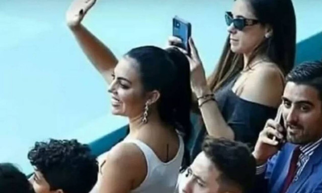 Κριστιάνο Ρονάλντο: Το «μυστήριο» με την κεραία στη μπλούζα της συντρόφου του