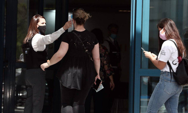 Κίνητρα σε εμβολιασμένους: Γιατί η κυβέρνηση ξεκίνησε από τους νέους - Οι επόμενες διευκολύνσεις