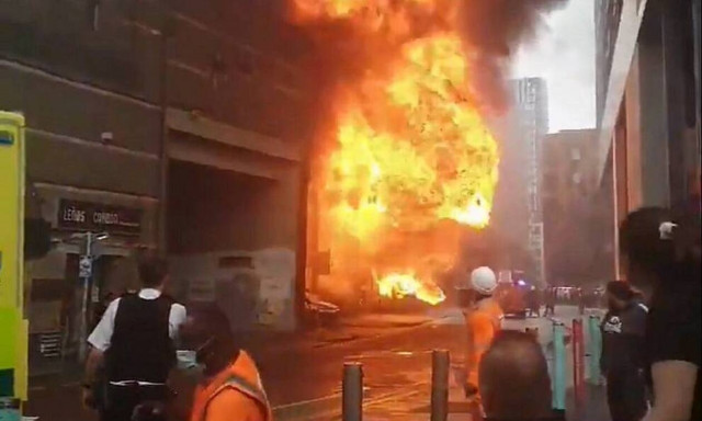 Φωτιά τώρα στο Λονδίνο κοντά σε σταθμό του μετρό