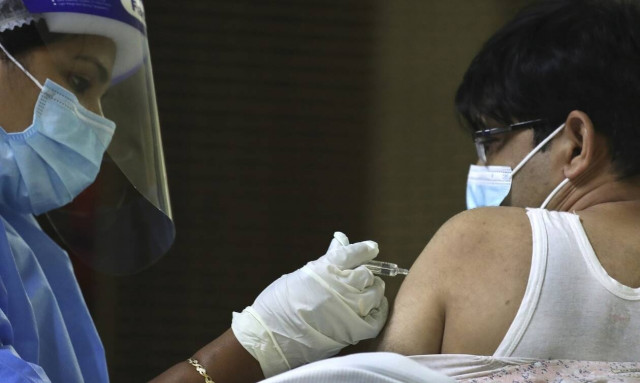 Covid-19: Σε παραλλαγές του κορονοϊού οφείλονται τα περισσότερα νέα κρούσματα