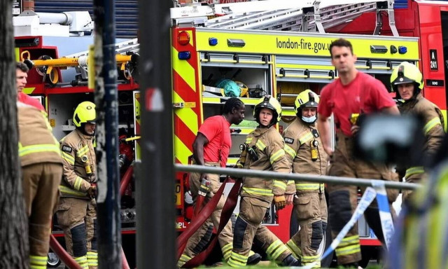 Λονδίνο: Υπό έλεγχο η μεγάλη φωτιά κοντά σε σιδηροδρομικό σταθμό