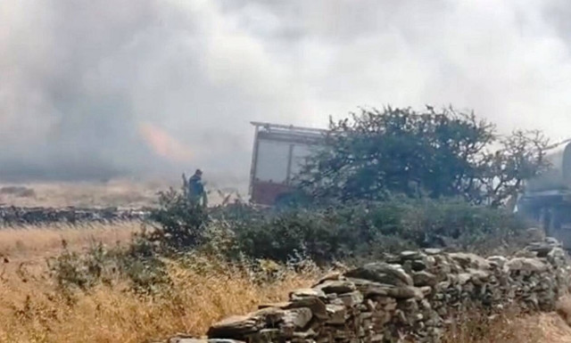 Φωτιά στην Πάρο: Δύσκολη η κατάσταση - Σπεύδουν νέες ενισχύσεις από Πειραιά, Σάμο και Θεσσαλονίκη