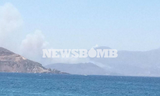 Πάρος: Συνεχείς αναζοπυρώσεις της φωτιάς - Ισχυρές δυνάμεις της Πυροσβεστικής στο σημείο