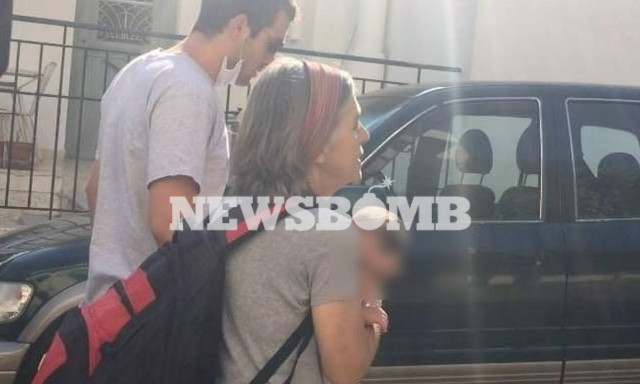 Γλυκά Νερά: Με τη μικρή Λυδία στην αγκαλιά η μητέρα του δολοφόνου της Καρολάιν