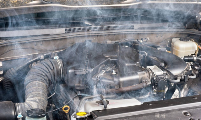 Τι πρέπει να κάνεις αν υπερθερμανθεί ξαφνικά η μηχανή του αυτοκινήτου