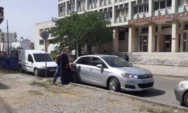 Αγρίνιο: Υπέρ του ιερέα κατέθεσε η μητέρα των κοριτσιών που τον κατηγορούν για βιασμό