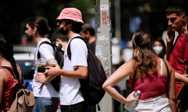 Καύσωνας: Πώς θα προστατευτείτε από τη ζέστη – Oδηγίες από την Πολιτική Προστασία