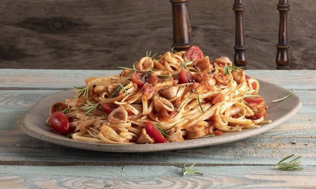 Άκης Πετρετζίκης: Λαχταριστή συνταγή για λιγκουίνι με καλαμαράκια