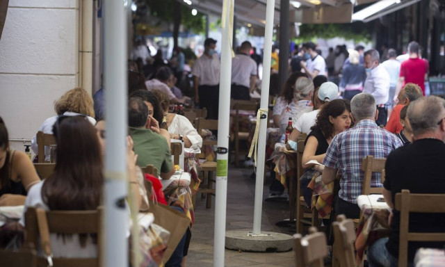 Ωράριο καταστημάτων: Τι ώρα κλείνουν μπαρ, εστιατόρια