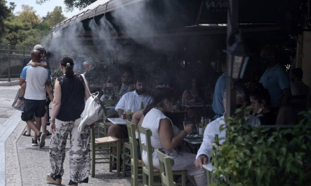 Προνόμια εμβολιασμένων: Το σχέδιο των «δύο ταχυτήτων» για εστίαση, ψυχαγωγία, γήπεδα