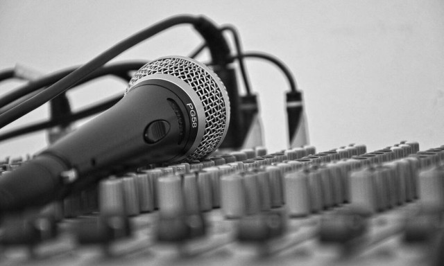 Πασίγνωστος τραγουδιστής αποκαλύπτει: «Με πέταξαν στη φυλακή με χειροπέδες»