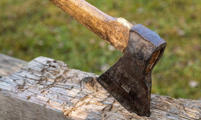 Θρίλερ στον Βόλο: Βγήκε στον δρόμο και απειλούσε με τσεκούρι τον κόσμο