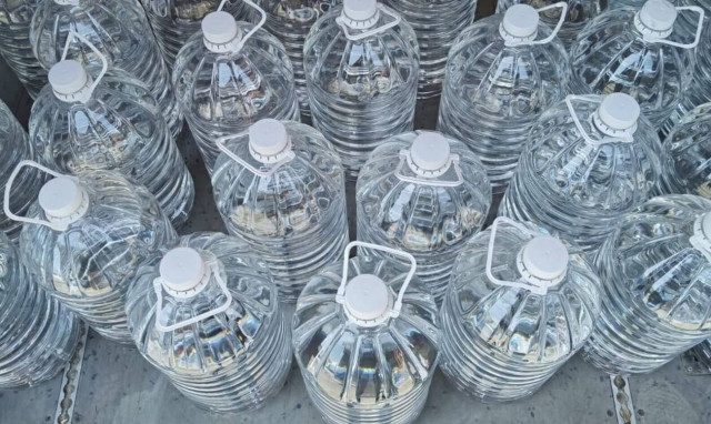 Χειροπέδες σε σπείρα που έφτιαχνε ποτά-«μπόμπες» με λαθραίο αλκοόλ από τη Βουλγαρία