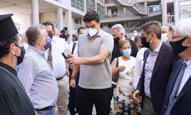 Στην Κρήτη ο Βασίλης Κικίλιας: «Δεν νοείται άλλη επιλογή από το να είμαστε πρώτοι σε εμβολιασμούς»