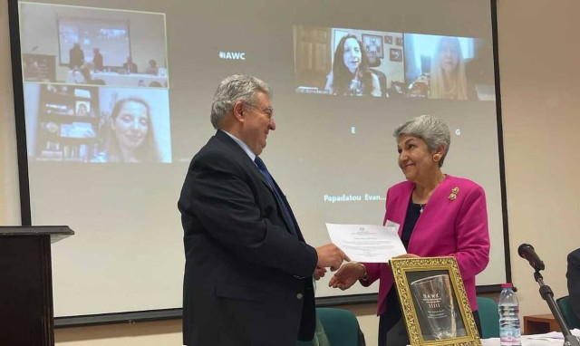 Στέλλα Κοκκόλη: Η βράβευση της μεγάλης κυρίας της ομογενειακής εκπαίδευσης στις ΗΠΑ