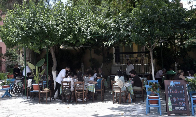 Ωράριο εστίασης: Τι ώρα κλείνουν εστιατόρια, μπαρ και καφέ