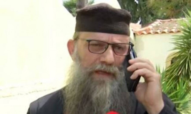 Αμετανόητος ο ιερέας που άνοιξε το φέρετρο νεκρού από κορονοϊό: Είμαι αρνητής των μέτρων