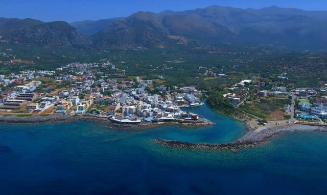 Το Κρητικό ψαροχώρι με την πιο μαγευτική φυσική πισίνα