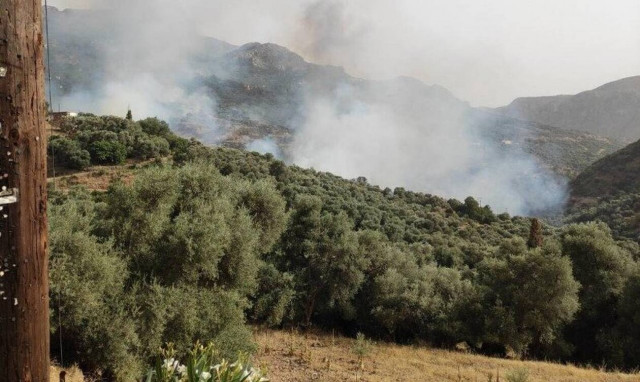 Φωτιά ΤΩΡΑ: Ανεξέλεγκτη η πυρκαγιά στο Κακοδίκι: Εκκενώθηκαν τρεις οικισμοί