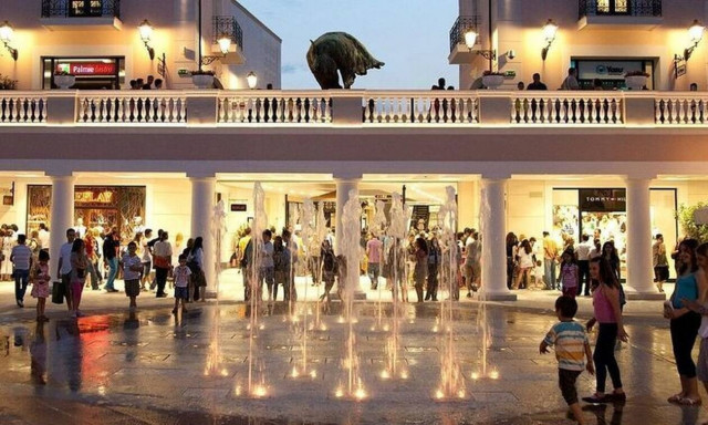 Αλλάζουν χέρια οι μετοχές του μεγαλύτερου εκπτωτικού χωριού της χώρας