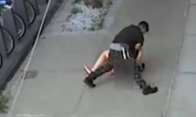 ΗΠΑ: Άντρας ορμάει σε γυναίκα για να τη βιάσει στη μέση του δρόμου