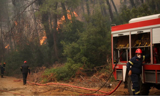 Φωτιά ΤΩΡΑ: Πύρινα μέτωπα σε Αχαΐα, Λάρισα, Καστοριά, Μεγαλόπολη και Θάσο – Δύσκολη νύχτα