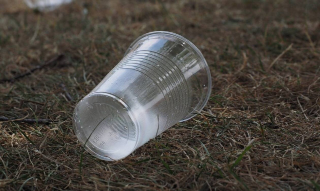 Τέλος στα πλαστικά μιας χρήσης: Τι αλλάζει από το Σάββατο 3 Ιουλίου