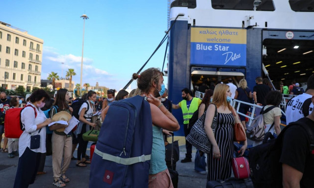 Αυξημένη κίνηση σε Ελευσίνα και Πειραιά - Έξοδος των Αθηναίων πριν την εφαρμογή των νέων μέτρων