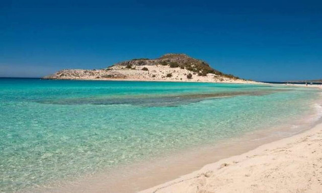 Σε αυτή την ελληνική παραλία πάνε μόνο ξένοι