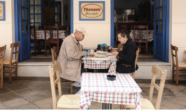 Δύσκολη η καθημερινότητα των ανεμβολίαστων - Τι ισχύει για ταξίδια με πλοία, διασκέδαση, εργασία