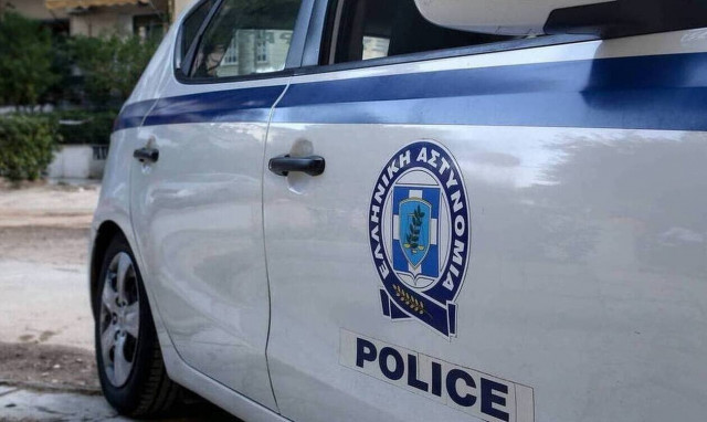 Σύρος: 61χρονος παρενόχλησε ανήλικη - Είχε μαζί του μαχαίρια και γκλοπ