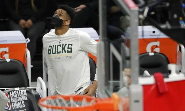 Γιάννης Αντετοκούνμπο: Νοκ άουτ κι από το Game 6 – Ελπίδες να προλάβει το επόμενο ματς