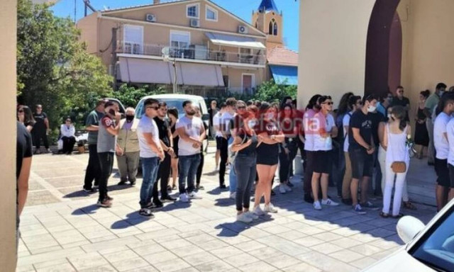 Κεφαλονιά: Στα «μαύρα» το νησί - Ράγισαν καρδιές στην κηδεία της 16χρονης που σκοτώθηκε σε τροχαίο