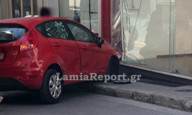 Λαμία: Αυτοκίνητο καρφώθηκε σε βιτρίνα καταστήματος (photos)