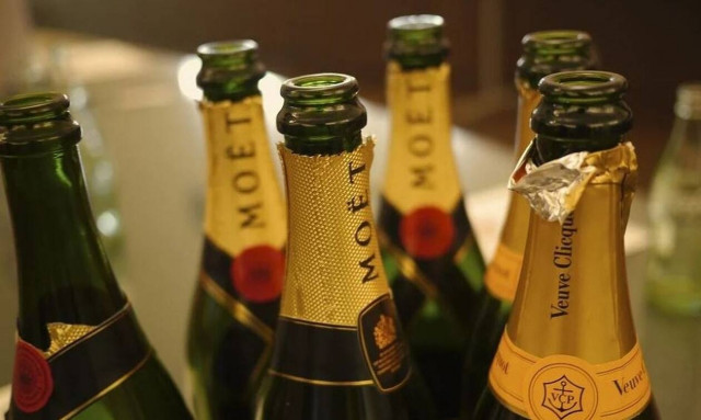 Κίνδυνος οι ρωσικές ελίτ να ξεμείνουν από... Moët εξαιτίας του Πούτιν