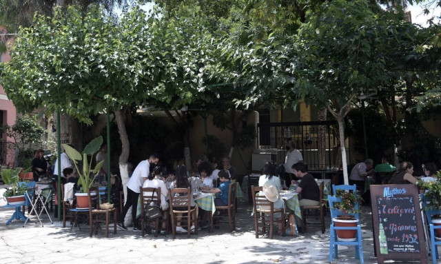 Νέα μέτρα: Τι θα ισχύει από τη Δευτέρα σε δημόσιες υπηρεσίες, στην εστίαση και τα κέντρα διασκέδασης