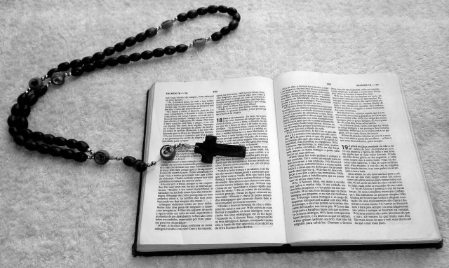 Ιερέας προειδοποιεί: Οι δαίμονες πλέον μπαίνουν μέσα από τα κινητά μας