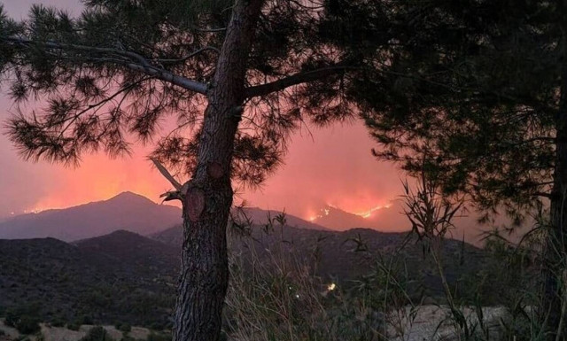 Μαίνεται η φωτιά στην Κύπρο: Τέσσερις αγνοούμενοι - Βρέθηκε καμένο το όχημά τους