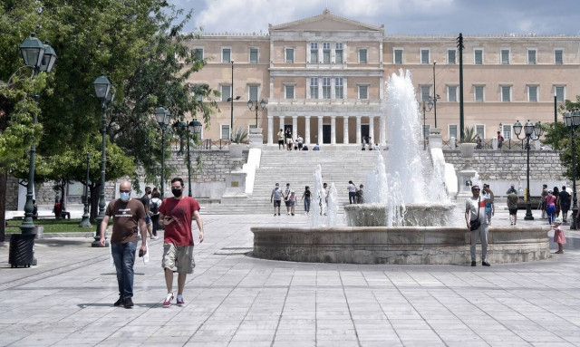 Αγωνία και σύσκεψη στο Μαξίμου για τους εμβολιασμούς - Τα πιθανά μέτρα που θα συζητηθούν