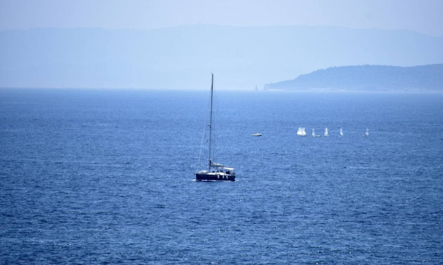 Στιγμές αγωνίας στη Νάξο: Τουριστικό σκάφος με 34 επιβάτες προσάραξε σε βράχο