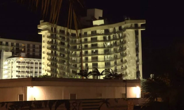 Κατάρρευση πολυκατοικίας στη Φλόριντα: Το τμήμα του κτιρίου που παρέμενε όρθιο κατεδαφίστηκε (vid)