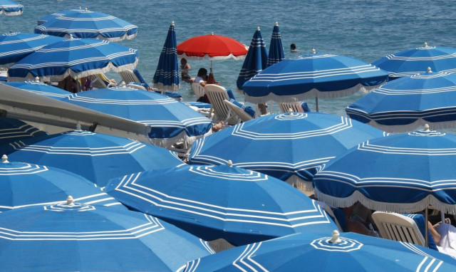 Γαλλία: Πρόσβαση στα εμβόλια κατά του κορονοϊού ακόμη και στις…παραλίες