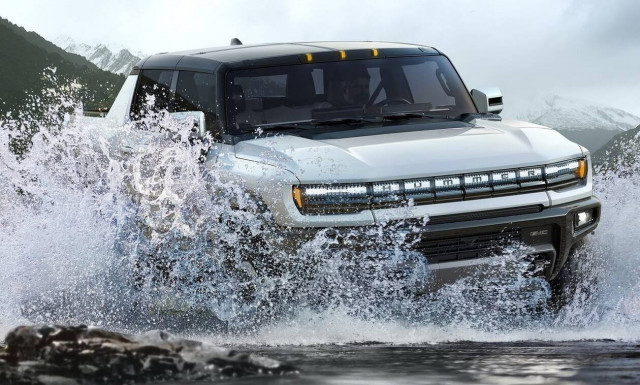 Δείτε το Hummer EV να επιταχύνει πάση δυνάμει