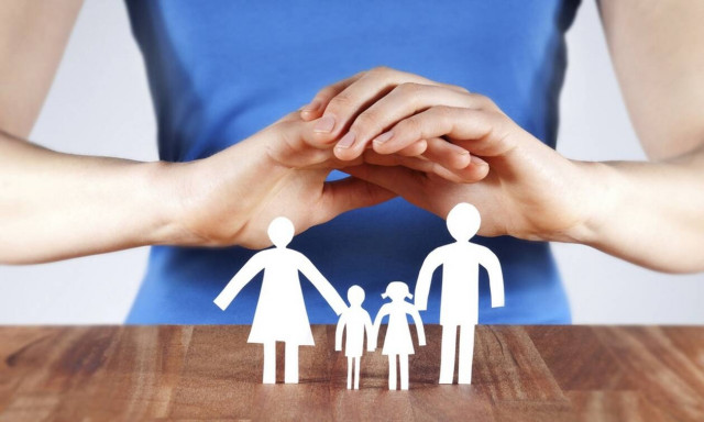 Δημόσια και καθολική κοινωνική ασφάλιση