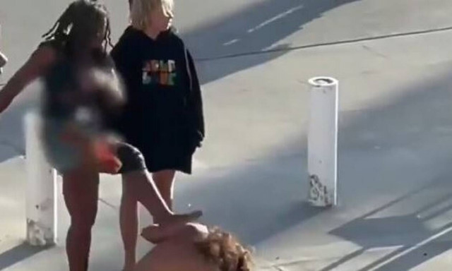 Βίντεο-σοκ: Αγριος ξυλοδαρμός αστέγου από δύο γυναίκες