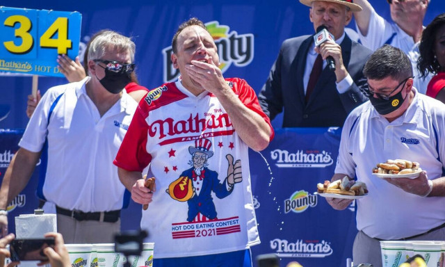 Νέο ρεκόρ: Αμερικανός έφαγε 76 χοτ ντογκ σε 10 λεπτά!